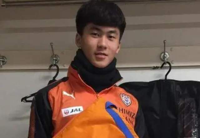 说着，杜海清介绍道：你们外公在金陵的古宅可是很了不得的，就在总统府的旁边，那套宅子从明代就有了，一直到清朝、民国，历年历代住的都是大人物，七十年代你外公才花重金买下来，他和你们外婆偶尔还会过去住上些日子。